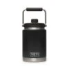 Gourde Yeti Cruche Rambler 1/2 Gallon (1,9L) Black -Magasin De Matériel De Camping En Plein Air e1f1d651d2b75a4c416fd84ea5e78f574b3855a0 E22YETIACC88022 YETI0102240 1